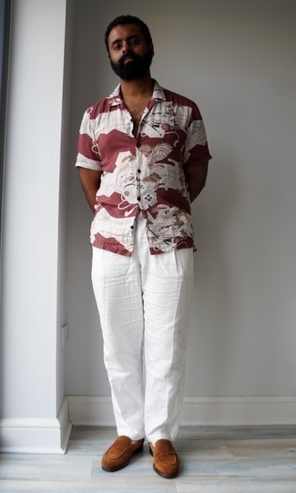 Tenue: Chemise à manches courtes imprimée bordeaux, Pantalon chino en lin blanc, Slippers en daim tabac