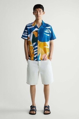 Tenue: Chemise à manches courtes imprimée multicolore, Short blanc, Sandales en cuir bleu marine