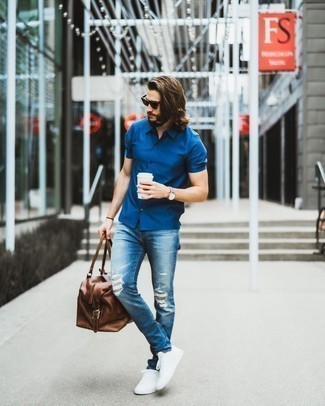 Comment porter une chemise à manches courtes bleue avec un jean bleu marine pour un style relax en été: Pour une tenue aussi confortable que ton canapé, pense à associer une chemise à manches courtes bleue avec un jean bleu marine. Une paire de baskets basses en toile blanches est une option astucieux pour complèter cette tenue. Cette tenue est vraiment estivale.