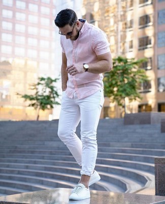 Comment porter une chemise à manches courtes rose: Pense à harmoniser une chemise à manches courtes rose avec un jean blanc pour affronter sans effort les défis que la journée te réserve. Une paire de baskets basses en cuir blanches est une option judicieux pour complèter cette tenue.