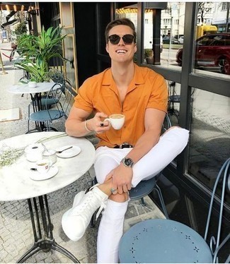Comment porter une chemise à manches courtes orange: Harmonise une chemise à manches courtes orange avec un jean skinny déchiré blanc pour une tenue relax mais stylée. Habille ta tenue avec une paire de baskets basses en cuir blanches et noires.