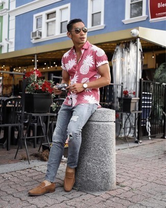 Comment porter une chemise à manches courtes rose: Porte une chemise à manches courtes rose et un jean déchiré gris pour un look idéal le week-end. Choisis une paire de slippers en daim marron pour afficher ton expertise vestimentaire.