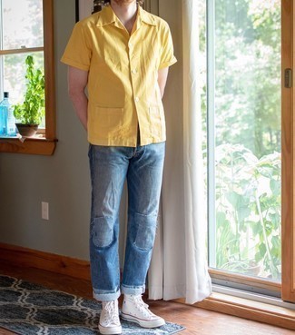 Comment porter une chemise jaune pour un style decontractés: Essaie d'associer une chemise jaune avec un jean à patchwork bleu pour obtenir un look relax mais stylé. Transforme-toi en bête de mode et fais d'une paire de baskets montantes en toile blanches ton choix de souliers.