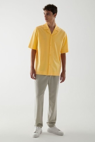 Tenue: Chemise à manches courtes moutarde, Pantalon chino gris, Baskets basses en cuir blanches
