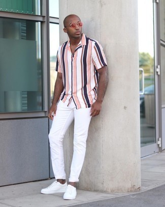 Comment porter un jean blanc: Essaie de marier une chemise à manches courtes à rayures verticales multicolore avec un jean blanc pour une tenue idéale le week-end. Cet ensemble est parfait avec une paire de baskets basses en toile blanches.