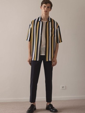 Tenue: Chemise à manches courtes à rayures verticales multicolore, T-shirt à col rond en tulle blanc, Pantalon chino noir, Chaussures derby en cuir noires