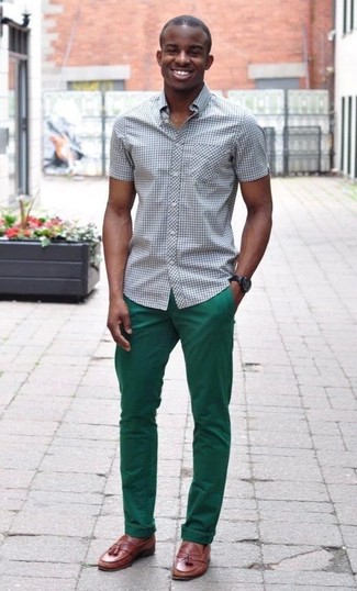 Comment porter un pantalon chino vert: Pense à associer une chemise à manches courtes en vichy noire et blanche avec un pantalon chino vert pour une tenue idéale le week-end. Une paire de mocassins à pampilles en cuir marron est une façon simple d'améliorer ton look.