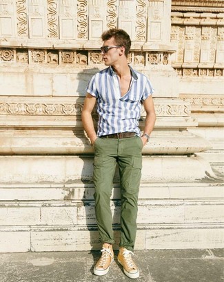 Comment porter un pantalon vert foncé avec une chemise blanche pour un style decontractés en été à 30 ans: Harmonise une chemise blanche avec un pantalon vert foncé pour une tenue confortable aussi composée avec goût. D'une humeur audacieuse? Complète ta tenue avec une paire de baskets montantes marron clair. Nous trouvons cette tenue idéale pour l'été.