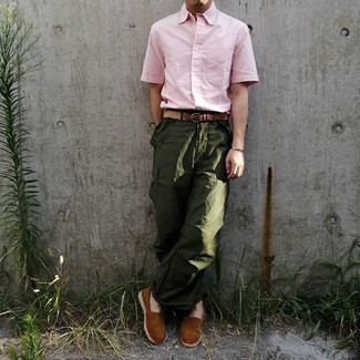 Comment porter un pantalon cargo vert foncé: Harmonise une chemise à manches courtes rose avec un pantalon cargo vert foncé pour une tenue idéale le week-end. Une paire de espadrilles en toile marron est une option avisé pour complèter cette tenue.