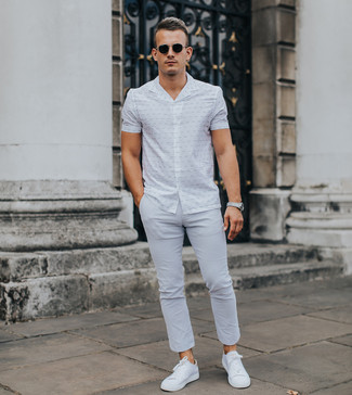 Tenue: Chemise à manches courtes imprimée blanche, Pantalon chino gris, Baskets basses blanches, Lunettes de soleil noires