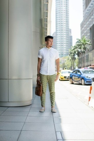 Tenue: Chemise à manches courtes blanche, Pantalon chino imprimé vert, Baskets basses en toile beiges, Serviette en cuir marron