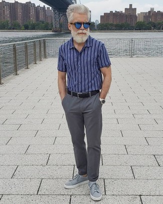 Comment porter une chemise à manches courtes bleu marine avec un pantalon chino gris après 50 ans: Pense à associer une chemise à manches courtes bleu marine avec un pantalon chino gris pour obtenir un look relax mais stylé. Termine ce look avec une paire de baskets basses en toile grises.