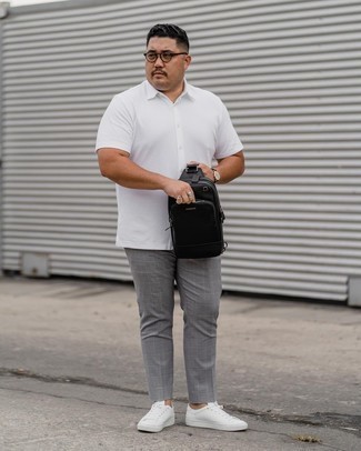 Tenue: Chemise à manches courtes blanche, Pantalon chino à carreaux gris, Baskets basses en toile blanches, Sac à dos en toile noir