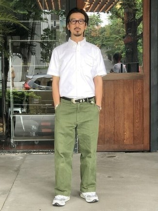 Comment porter une chemise à manches courtes blanche avec un pantalon chino vert: Porte une chemise à manches courtes blanche et un pantalon chino vert pour obtenir un look relax mais stylé. Décoince cette tenue avec une paire de chaussures de sport blanches.