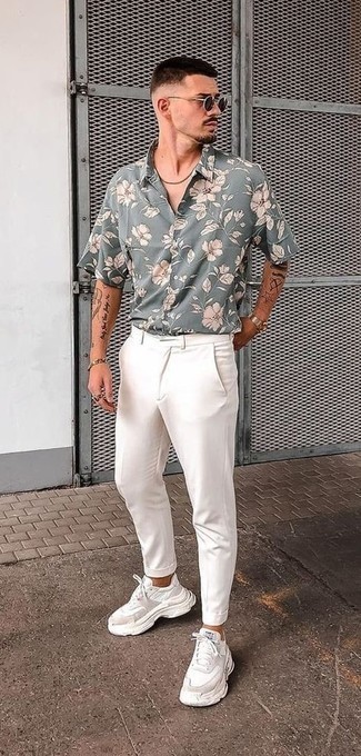 Tenue: Chemise à manches courtes à fleurs grise, Pantalon chino blanc, Chaussures de sport blanches, Lunettes de soleil marron foncé