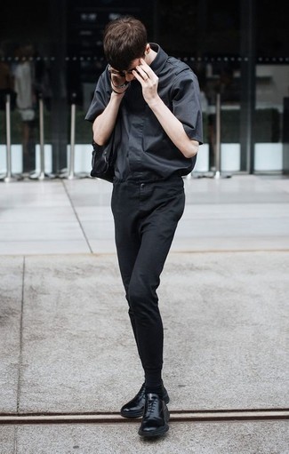 Comment porter une chemise à manches courtes grise: Harmonise une chemise à manches courtes grise avec un pantalon chino noir pour affronter sans effort les défis que la journée te réserve. Une paire de chaussures richelieu en cuir noires est une façon simple d'améliorer ton look.