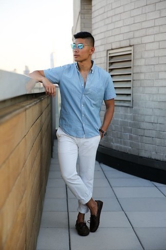 Comment porter un pantalon chino blanc pour un style decontractés à 20 ans: Essaie d'harmoniser une chemise à manches courtes en chambray bleu clair avec un pantalon chino blanc pour obtenir un look relax mais stylé. Une paire de mocassins en cuir marron foncé est une option parfait pour complèter cette tenue.