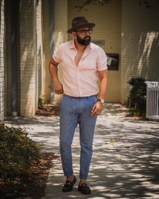 Comment porter des mocassins après 40 ans: Porte une chemise à manches courtes rose et un pantalon chino bleu pour obtenir un look relax mais stylé. Cet ensemble est parfait avec une paire de mocassins.