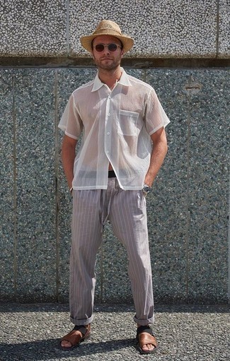 Tenue: Chemise à manches courtes en tulle blanche, Pantalon chino à rayures verticales gris, Sandales en cuir marron, Chapeau de paille marron clair