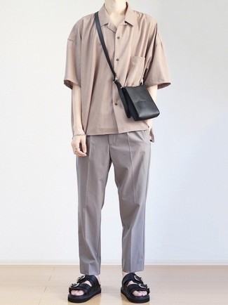 Tenue: Chemise à manches courtes marron clair, Pantalon chino gris, Sandales en cuir noires, Besace en cuir noire