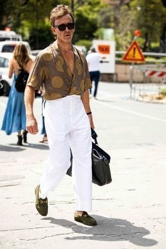 Tenue: Chemise à manches courtes á pois marron, Pantalon chino blanc, Slippers en daim olive, Grand sac en toile gris foncé