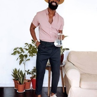 Comment porter un chapeau en été: Opte pour une chemise à manches courtes rose avec un chapeau pour un look confortable et décontracté. Une paire de baskets basses en toile blanches apportera une esthétique classique à l'ensemble. Nous adorons ce look, très estivale.