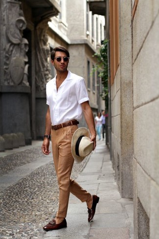 Comment porter un chapeau beige: Associe une chemise à manches courtes blanche avec un chapeau beige pour un look idéal le week-end. D'une humeur audacieuse? Complète ta tenue avec une paire de slippers en cuir marron foncé.
