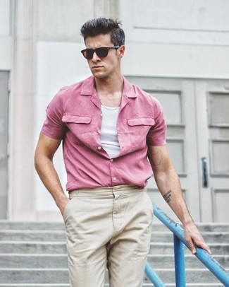 Un débardeur à porter avec une chemise à manches courtes rose: Pour une tenue aussi confortable que ton canapé, marie une chemise à manches courtes rose avec un débardeur.