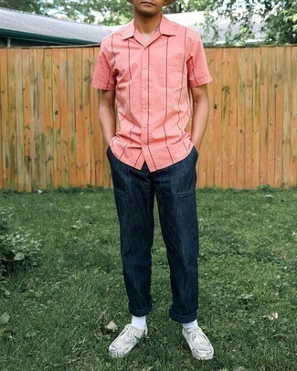 Tenue: Chemise à manches courtes à rayures verticales rose, Jean bleu marine, Bottines chukka en daim camouflage beiges, Chaussettes blanches