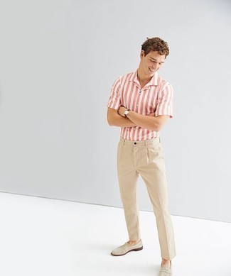 Tenue: Chemise à manches courtes à rayures verticales rose, Pantalon chino beige, Slippers en toile beiges, Montre en cuir marron