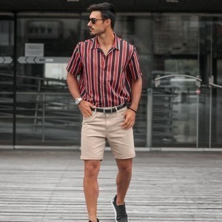 Tenue: Chemise à manches courtes à rayures verticales rouge, Short en denim beige, Baskets basses en toile noires, Ceinture en cuir noire
