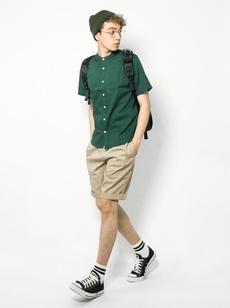 Tenue: Chemise à manches courtes vert foncé, Short beige, Baskets basses en toile noires et blanches, Sac à dos en toile noir