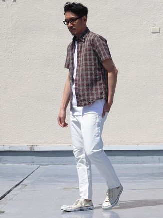 Un jean à porter avec une chemise à manches courtes rouge et blanc: Opte pour une chemise à manches courtes rouge et blanc avec un jean pour une tenue idéale le week-end. Une paire de baskets basses en toile blanches est une option judicieux pour complèter cette tenue.