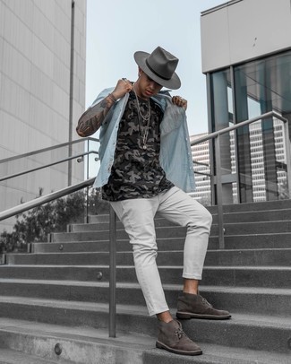 Comment porter un chapeau gris pour un style decontractés quand il fait chaud à 20 ans: Pour une tenue aussi confortable que ton canapé, porte une chemise à manches courtes bleu clair et un chapeau gris. Une paire de bottines chukka en daim marron foncé est une façon simple d'améliorer ton look.