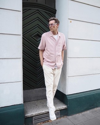 Comment porter une chemise à manches courtes rose: Pour une tenue de tous les jours pleine de caractère et de personnalité choisis une chemise à manches courtes rose et un jean beige. Une paire de baskets basses en cuir blanches est une option génial pour complèter cette tenue.