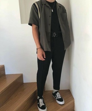 Tenue: Chemise à manches courtes gris foncé, T-shirt à col rond noir, Pantalon chino noir, Baskets basses en toile noires et blanches