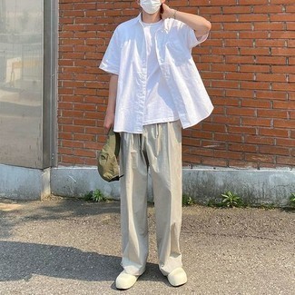 Tenue: Chemise à manches courtes blanche, T-shirt à col rond blanc, Pantalon chino beige, Slippers en caoutchouc beiges