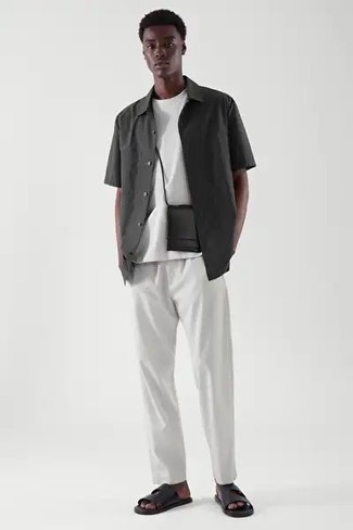 Comment porter une besace: Associe une chemise à manches courtes gris foncé avec une besace pour un look confortable et décontracté. Si tu veux éviter un look trop formel, opte pour une paire de sandales en cuir noires.