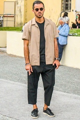 Tenue: Chemise à manches courtes marron clair, T-shirt à col rond gris foncé, Pantalon chino gris foncé, Baskets basses en cuir noires