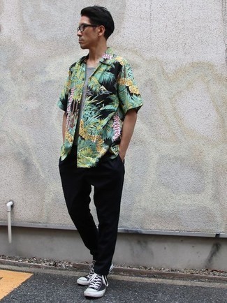 Tenue: Chemise à manches courtes à fleurs multicolore, T-shirt à col rond gris, Pantalon chino noir, Baskets montantes en toile noires et blanches