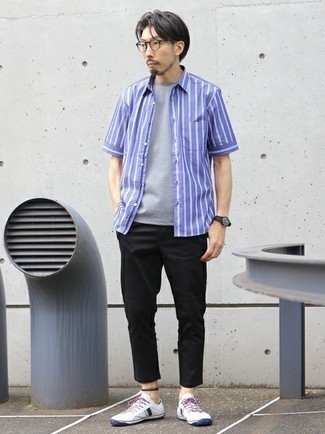 Tenue: Chemise à manches courtes à rayures verticales bleue, T-shirt à col rond gris, Pantalon chino noir, Baskets basses en toile blanc et bleu marine