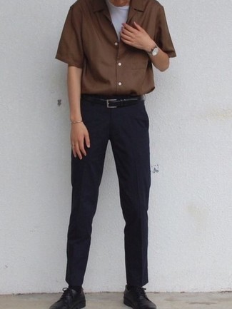 Tenue: Chemise à manches courtes marron, T-shirt à col rond blanc, Pantalon chino bleu marine, Chaussures derby en cuir noires