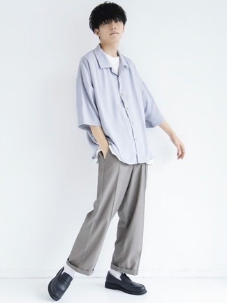 Tenue: Chemise à manches courtes bleu clair, T-shirt à col rond blanc, Pantalon chino gris, Slippers en cuir bleu marine