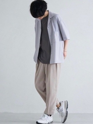 Un pantalon chino à porter avec un t-shirt à col rond gris foncé à 20 ans: Choisis un t-shirt à col rond gris foncé et un pantalon chino pour une tenue idéale le week-end. Si tu veux éviter un look trop formel, choisis une paire de chaussures de sport blanches.