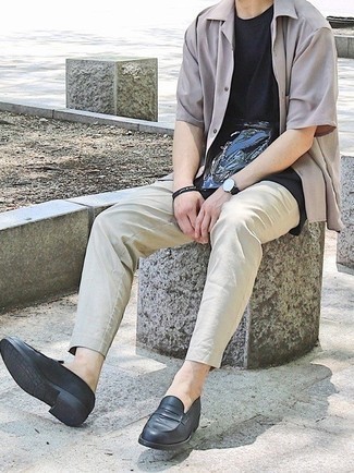 Une chemise à manches courtes à porter avec des slippers noirs en été: Pense à opter pour une chemise à manches courtes et un pantalon chino beige pour obtenir un look relax mais stylé. Une paire de slippers noirs est une façon simple d'améliorer ton look. Ce look est un très bon exemple du look totalement estival.