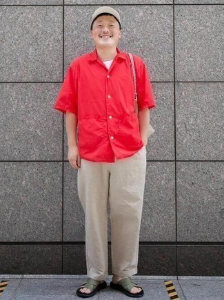 Comment porter une chemise rouge en été à 30 ans: Harmonise une chemise rouge avec un pantalon chino beige pour un look de tous les jours facile à porter. Pourquoi ne pas ajouter une paire de sandales en toile olive à l'ensemble pour une allure plus décontractée? Nous sommes fans de cette tenue qui sent bon l'été.