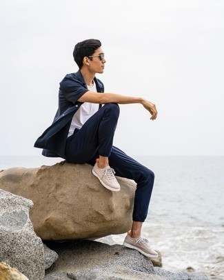 Comment porter une chemise à manches courtes noire: Associe une chemise à manches courtes noire avec un pantalon chino bleu marine pour une tenue idéale le week-end. Une paire de baskets basses en toile beiges est une option avisé pour complèter cette tenue.