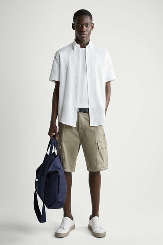 Tenue: Chemise à manches courtes blanche, T-shirt à col rond blanc, Short olive, Baskets basses en cuir blanches