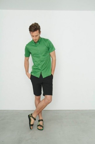 Comment porter une chemise vert menthe: Associe une chemise vert menthe avec un short noir pour une tenue confortable aussi composée avec goût. Décoince cette tenue avec une paire de sandales en cuir vert foncé.