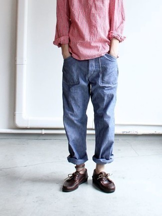 Comment porter une chemise à manches longues rose: Associe une chemise à manches longues rose avec un jean bleu pour une tenue idéale le week-end. Assortis ce look avec une paire de chaussures bateau en cuir marron foncé.